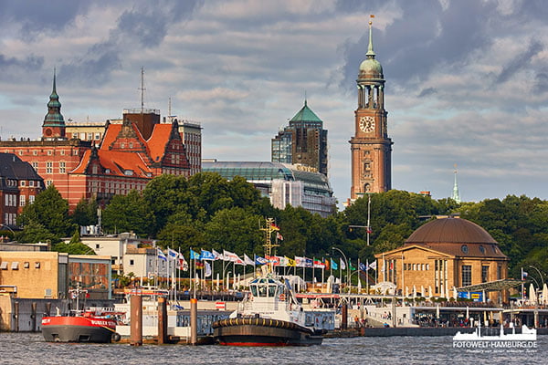 Blick auf den Michel und den alten Elbtunnel - Bild auf Leinwand, Alu-Dibond oder Acrylglas 