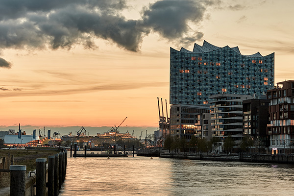 Blick über den Grasbrookhafen auf die Elbphilharmonie - Bild auf Leinwand, Acrylglas oder Dibond 