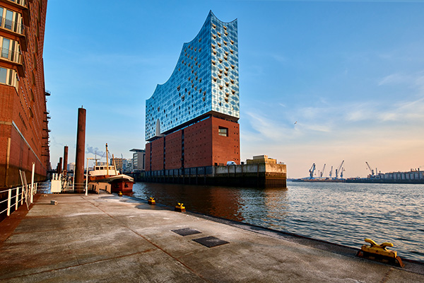 Elbphilharmonie und Sandtorhafen - Bild auf Leinwand, Acrylglas, Alu-Dibond 