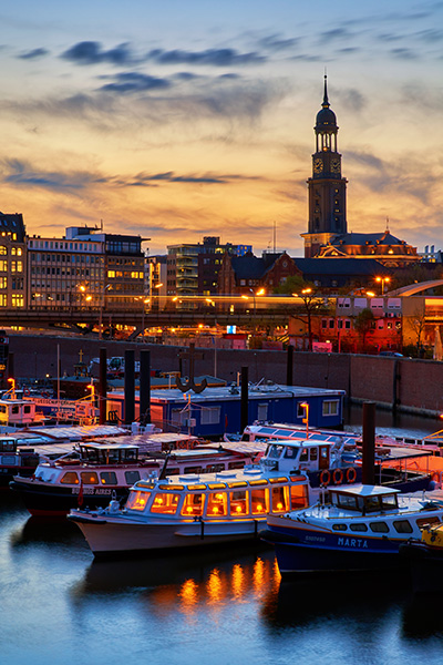 Hamburg Sonnenuntergang hinter dem Michel - Bild auf Leinwand, Acrylglas, Alu-Dibond