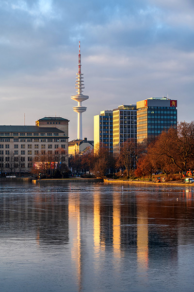 Winterliche Binnenalster - Blick auf den Fernsehturm - Bild auf Leinwand, Acrylglas oder als Poster