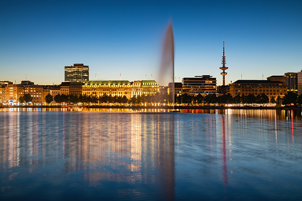 Blaue Stunde an der Binnenalster - Hamburg Bild bei Nacht auf Leinwand, Acrylglas oder als Poster