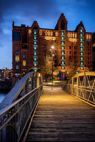 Maritimes Museum zur blauen Stunde - Hamburg Wandbild auf Leinwand, Acrylglas oder als Poster