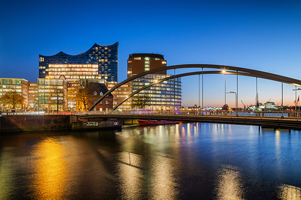 Blaue Stunde an der Niederbaumbrücke - Hamburger Hafen Bild auf Leinwand, Acrylglas oder als Poster
