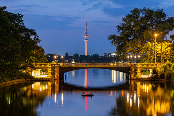 Blaue Stunde an der Schwanenwikbrücke - Hamburg Alster Bild auf Leinwand, Acrylglas oder als Poster