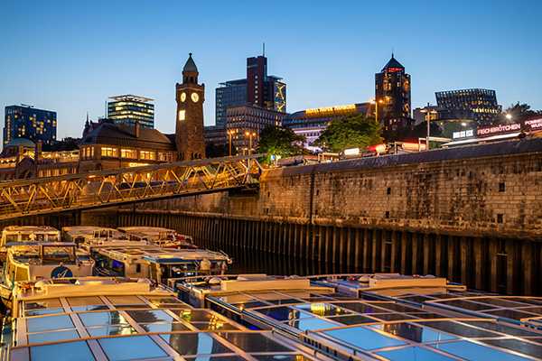 Blauer Abendhimmel - Hamburg Landungsbrücken Bild auf Leinwand, Acrylglas oder als Poster