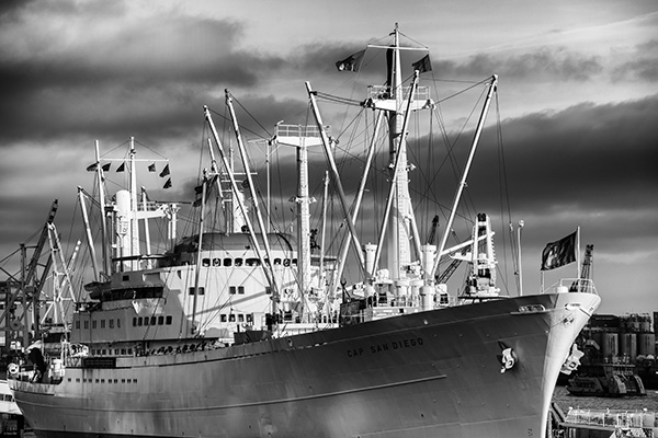 Cap San Diego - Hamburg in schwarzweiss - Bild auf Leinwand, Acrylglas oder als Poster