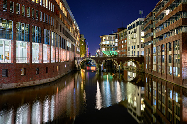 Hamburg Stadthausbrücke bei Nacht - Bild auf Leinwand, Acrylglasbild, Poster, Fotodrucke in Galeriequalität 