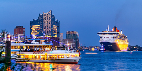 Elbphilharmonie und Queen Mary 2 - Blaue Stunde im Hamburger Hafen zur Eröffnung der Cruisedays 2022. Bild auf Leinwand, Acrylglas oder als Poster