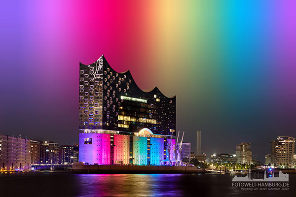 Hamburg Elbphilharmonie zum CSD in Regenbogenfarben illuminiert - Bild auf Leinwand 