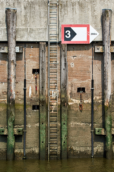 Kaimauer - Hamburg Bild auf Leinwand oder Acrylglas