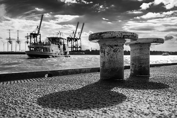Am Fähranleger - Hamburg Bild in schwarzweiss auf Leinwand, Acrylglas oder als Poster