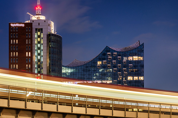 Lichtspuren - Hamburgbild von der Elbphilharmonie auf Leinwand, Acrylglas oder als Poster