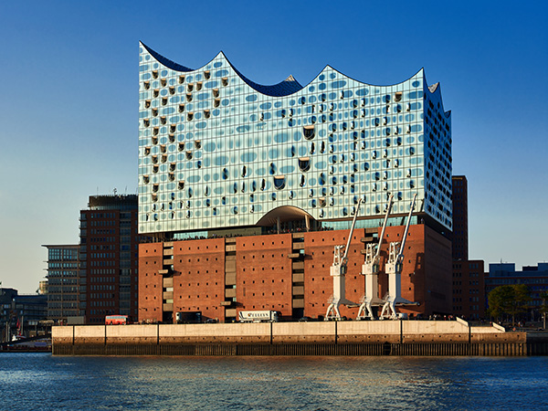 Elbphilharmonie am Abend vor blauem Himmel - Bild auf Leinwand 