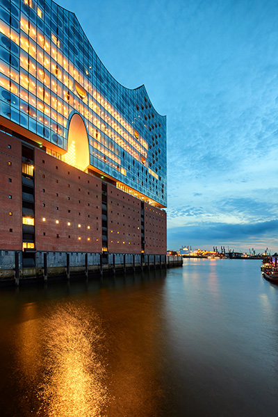 Hamburg Elbphilharmonie zur blauen Stunde - Bild auf Leinwand, Acrylglas, Alu-Dibond