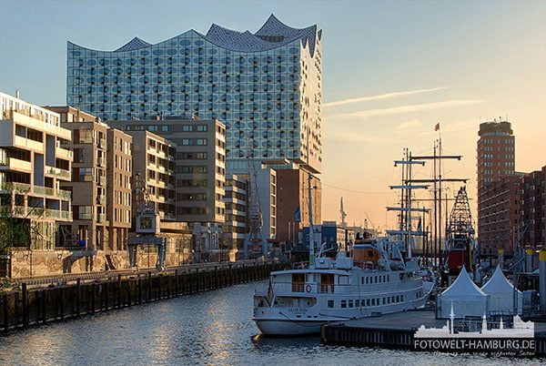 Hamburg Bild auf Leinwand - Elbphilharmonie und Sandtorhafen
