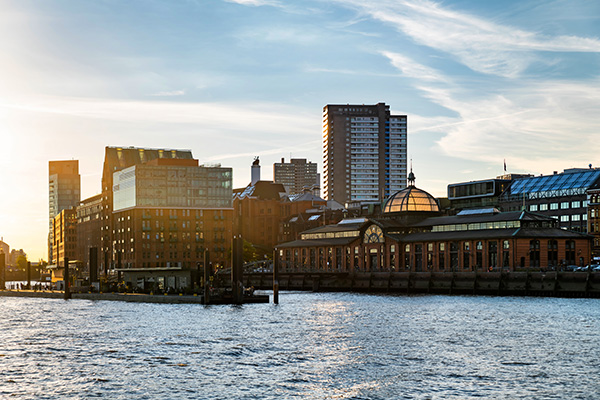 Abend am Fischmarkt - Hamburger Hafen Bild auf Leinwand, Acrylglas oder als Poster