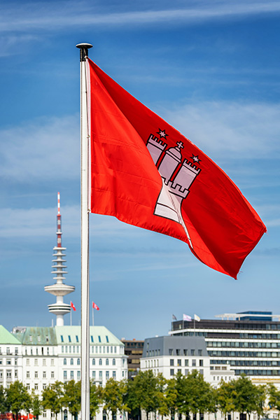 Hamburg Flagge und Fernsehturm - Hamburg Wandbild im Hochformat auf Leinwand, Acrylglas, Akustikbild oder als Poster