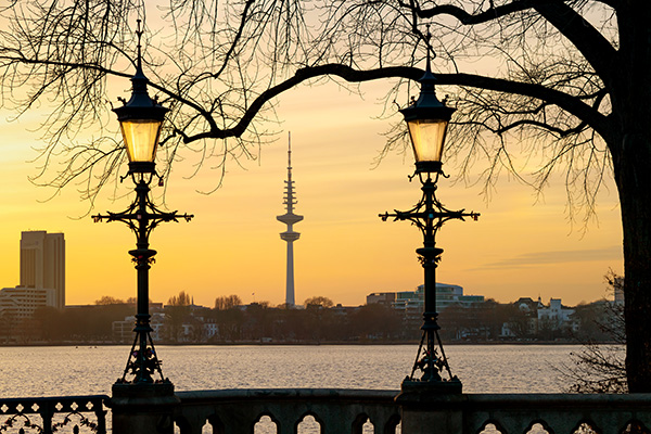Abend an der Schwanenwikbrücke - Wandbild vom Hamburger Hafen auf Leinwand, Acrylglas oder als Poster
