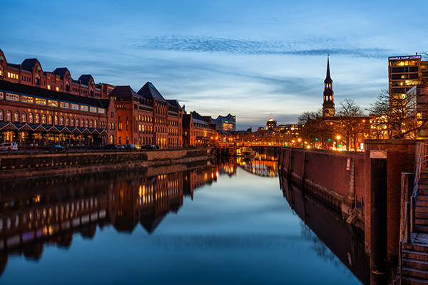 Blaue Stunde an der Speicherstadt - Wandbild vom Hamburger Hafen auf Leinwand, Acrylglas oder als Poster