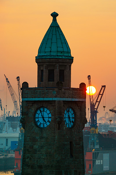 Sonnenuntergang am Pegelturm - Hamburg Landungsbrücken Wandbild auf Leinwand, Acrylglas oder als Poster