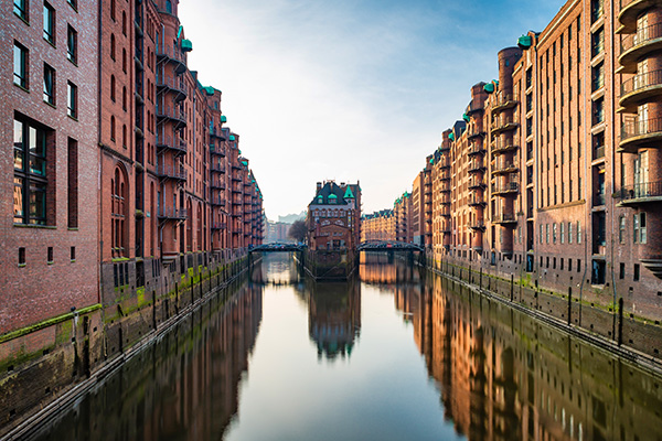 Speicherstadt im Sonnenlicht - Hamburg Fotografie auf Leinwand, Acrylglas oder als Poster
