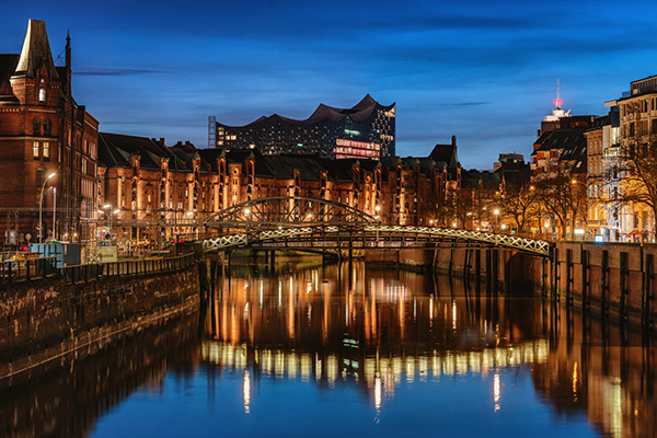 Elbphilharmonie und Speicherstadt zur blauen Stunde - Hamburg Bild auf Leinwand, Acrylglas oder als Poster