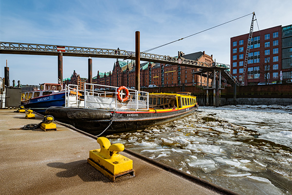 Winter im Binnenhafen - Hamburg Bild von der Speicherstadt auf Leinwand, Acrylglas oder als Poster