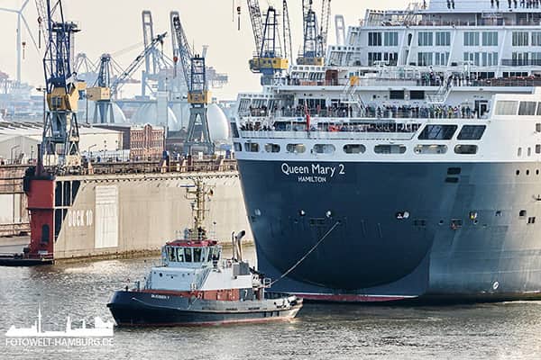 Queen Mary 2 und Schlepper im Hamburger Hafen Detailaufnahme