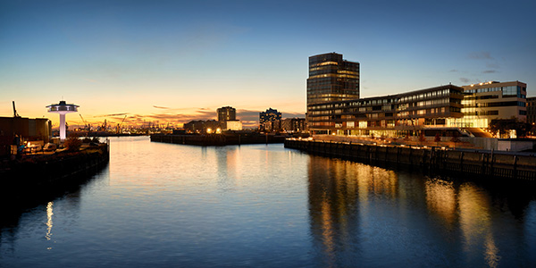 Hamburg Baakenhafen zur blauen Stunde - Bild auf Leinwand