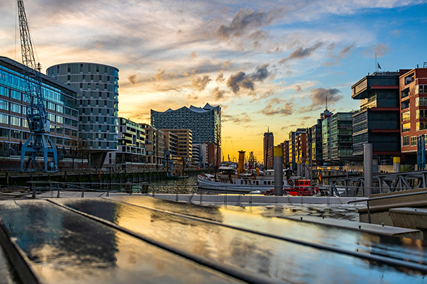 Lichtspiegelung im Sandtorhafen - Hamburg Hafencity Wandbild auf Leinwand, Acrylglas oder als Poster
