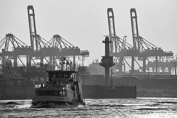 Hafenfähre im Abendlicht - Bild auf Leinwand 