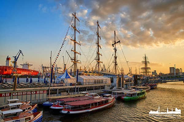 Hamburger Hafengeburtstag - Sonnenuntergang an den Landungsbrücken - Bild auf Leinwand 