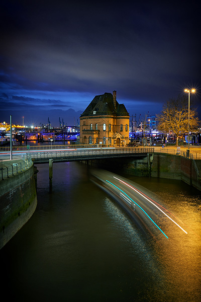Hamburg Hafencity Nachts am Sandtorkai - Bild auf Leinwand oder Acrylglas