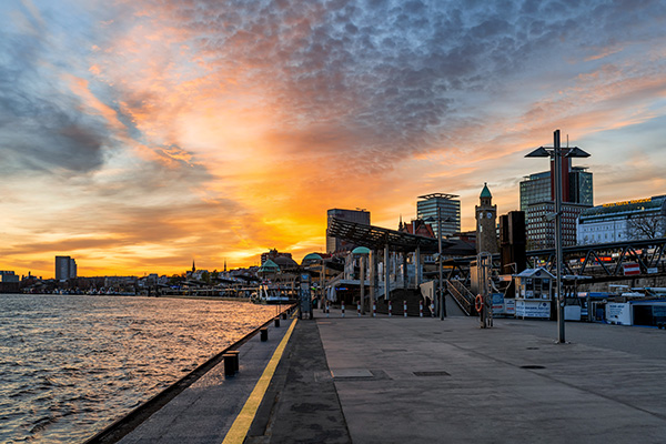 Abendrot an den Landungsbrücken - Hamburgbild auf Leinwand, Acrylglas oder als Poster