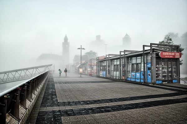 Hamburg Landungsbrücken im Nebel - Bild auf Leinwand