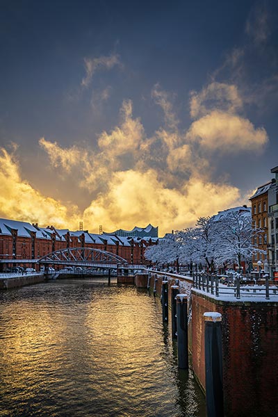 Winterlicher Sonnenuntergang - Blick über den Zollkanal auf die Speicherstadt und die Elbphilharmonie als Leinwandbild