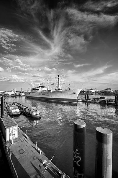 Hamburger Cap San Diego in schwarzweiss - Bild auf Leinwand