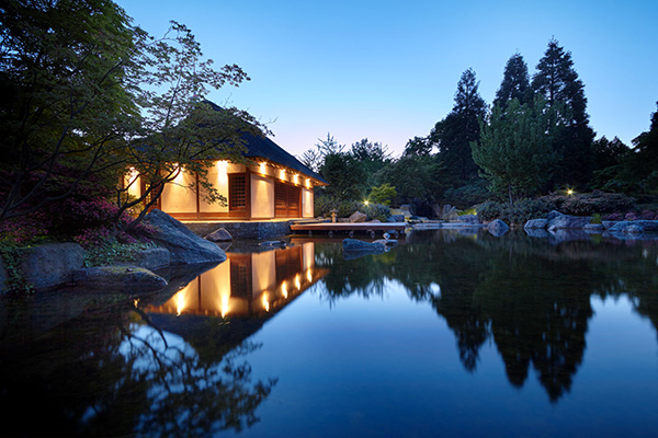 Hamburg bei Nacht Bild auf Leinwand - Planten un Blomen - Teehaus im Japanischen Garten