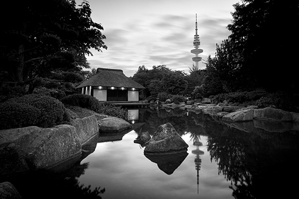 Hamburg Bild auf Leinwand - Japanischer Garten in schwarzweiss