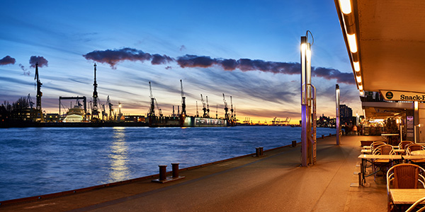 Hamburg Blaue Stunde an den Landungsbrücken - Bild auf Leinwand, Acrylglasbild, Poster, Fotodrucke in Galeriequalität 