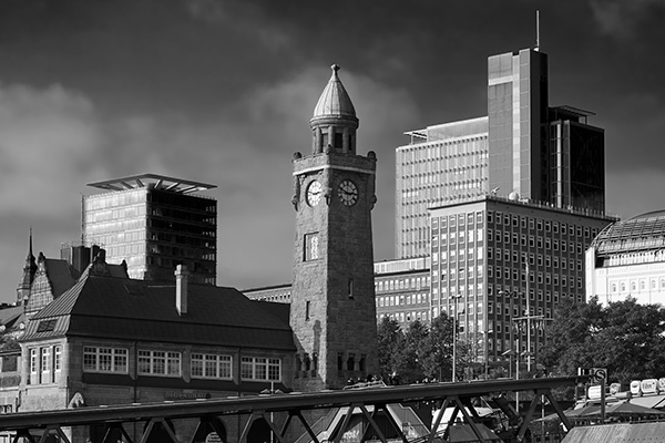 Hamburg Landungsbruecken Pegelturm in schwarzweiß - Bild auf Leinwand 