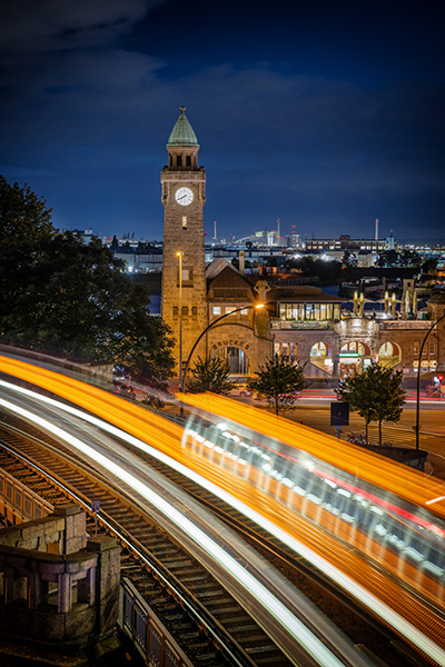 U-Bahn an den Landungsbrücken - Hamburg Wandbild auf Leinwand, Acrylglas oder als Poster