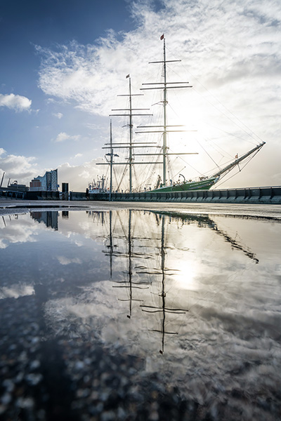 Rickmer Rickmers gespiegelt - Hamburgbild auf Leinwand, Acrylglas oder als Poster