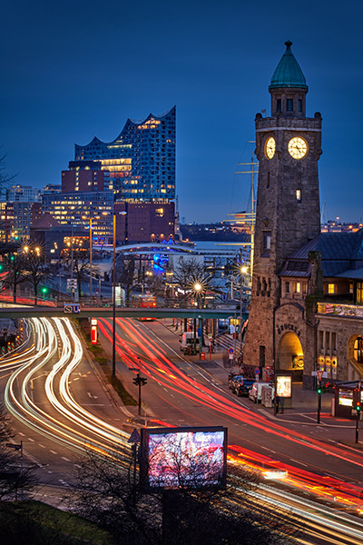 Hamburg Landungsbrücken und Elbphilharmonie - Bild auf Leinwand