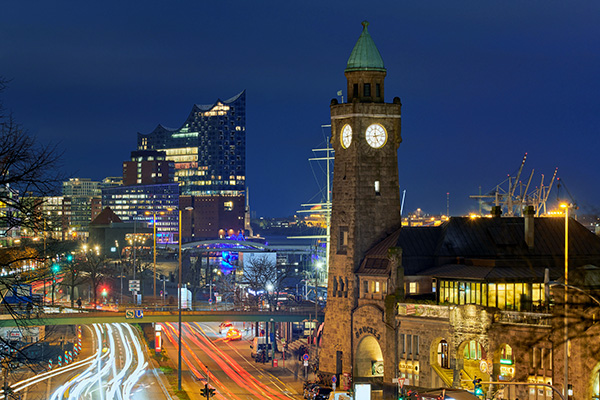 Hamburg Landungsbrücken und Elbphilharmonie - Bild auf Leinwand
