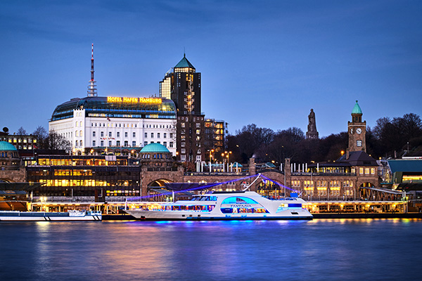 Landungsbrücken und Hotel Hafen Hamburg - Bild auf Leinwand