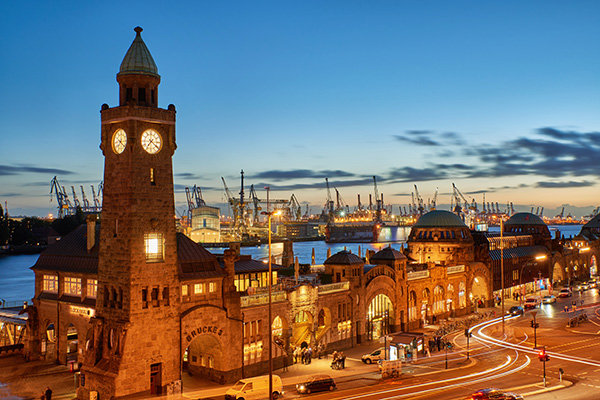 Hamburger Blaue Stunde an den Landungsbrücken - Bild auf Leinwand 