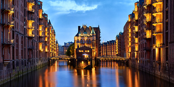 Hamburg Speicherstadt Bild auf Leinwand - Wasserschloss bei Nacht