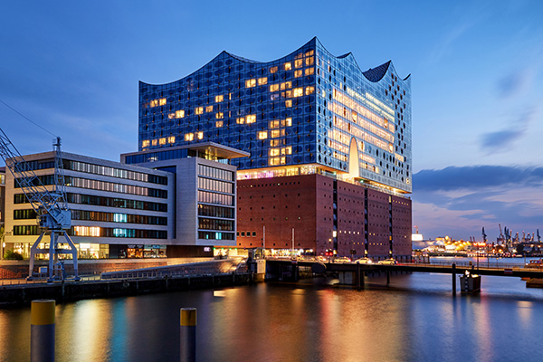 Elbphilharmonie zur blauen Stunde - Bild auf Leinwand 
